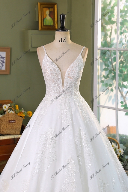A Line Beading Lace Applique Wedding Dress