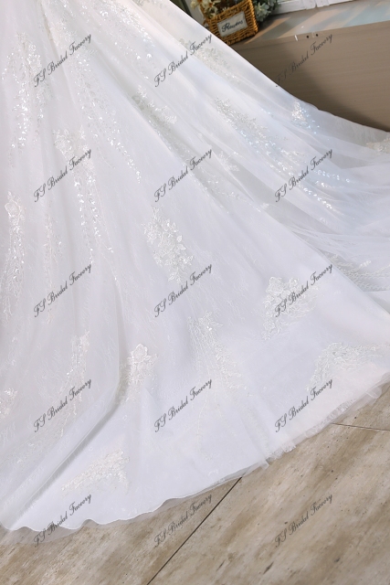 A Line Beading Lace Applique Wedding Dress
