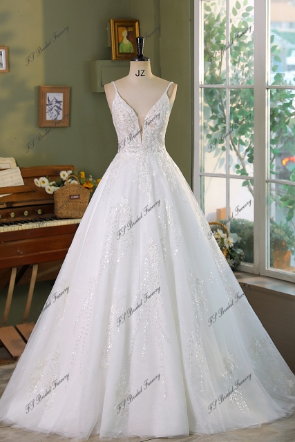 A Line Beading Lace Applique Wedding Dress
