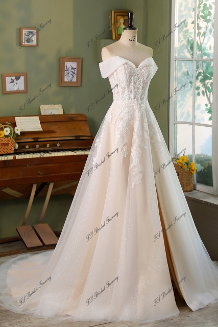 Romantic Tulle Off The Shoulder Neckline Wedding Dress