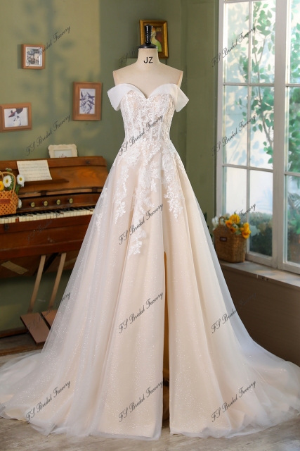 Romantic Tulle Off The Shoulder Neckline Wedding Dress