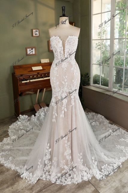V Basque Romantic illusion corset wedding dress With Dramatic Lace Train