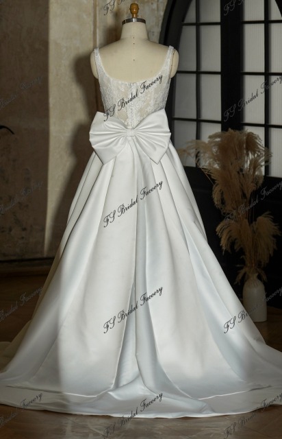 Two Pieces Lace And Detached Satin Gown With Bow