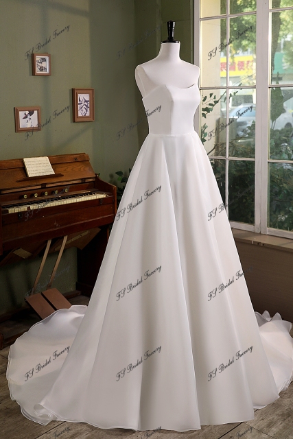 Detached Big Flowers  A Line Organza Satin  Wedding Gown With Slit Skirt