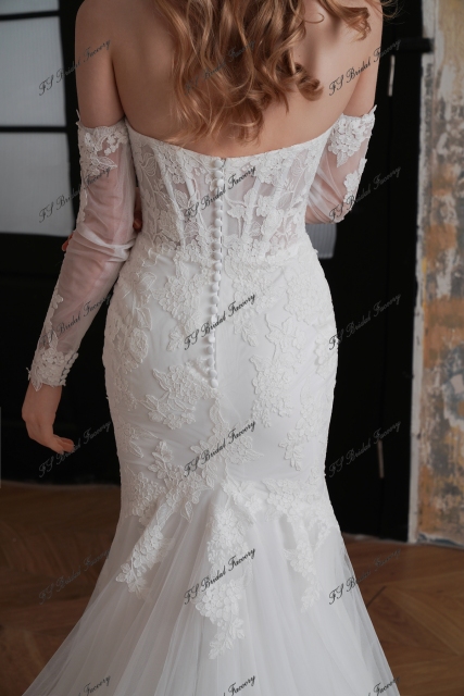 Elegant Lace Mermaid wedding dress with strapless neckline