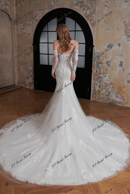 Elegant Lace Mermaid wedding dress with strapless neckline