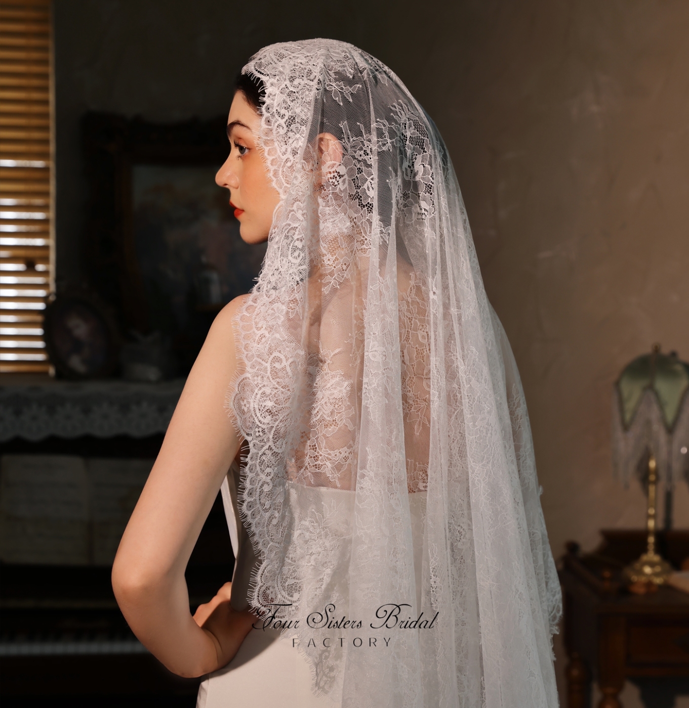 Vintage-Inspired Eyelash Lace Bridal Veils