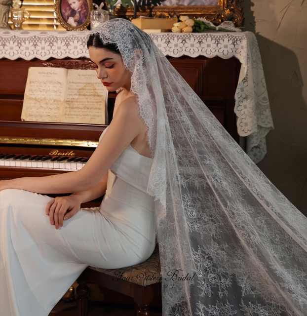 Vintage-Inspired Eyelash Lace Bridal Veils