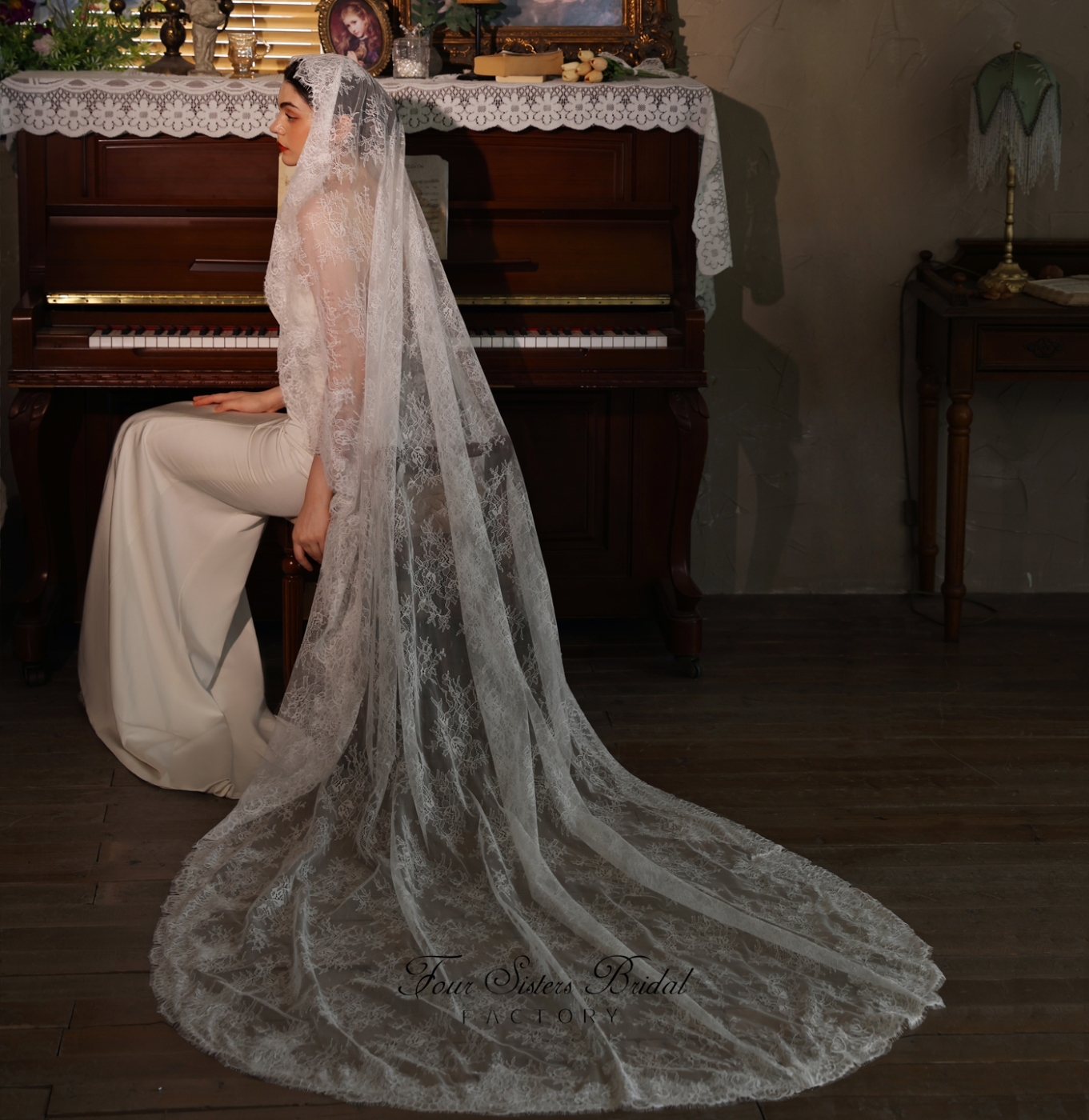 Vintage-Inspired Eyelash Lace Bridal Veils