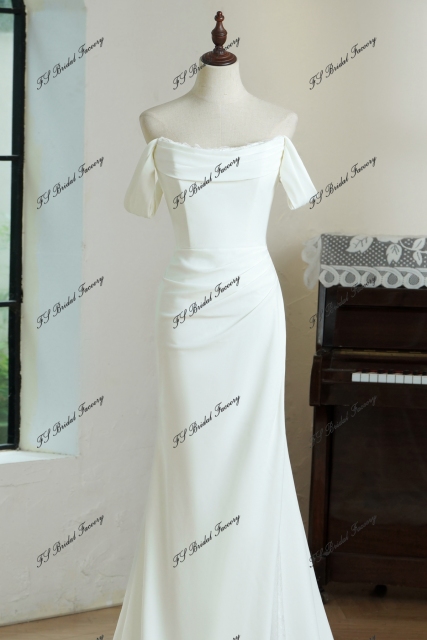 Lace Neckline Mermaid Crepe Wedding Gown