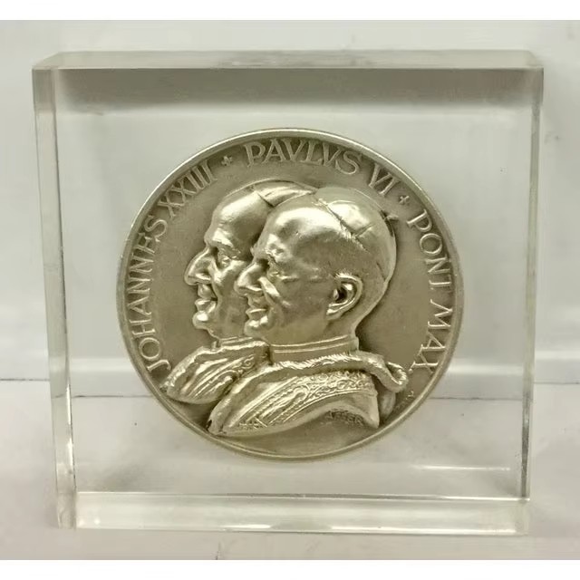 custom made crystal glass Lucite challenge coin paperweight
