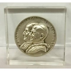 custom made crystal glass Lucite challenge coin paperweight