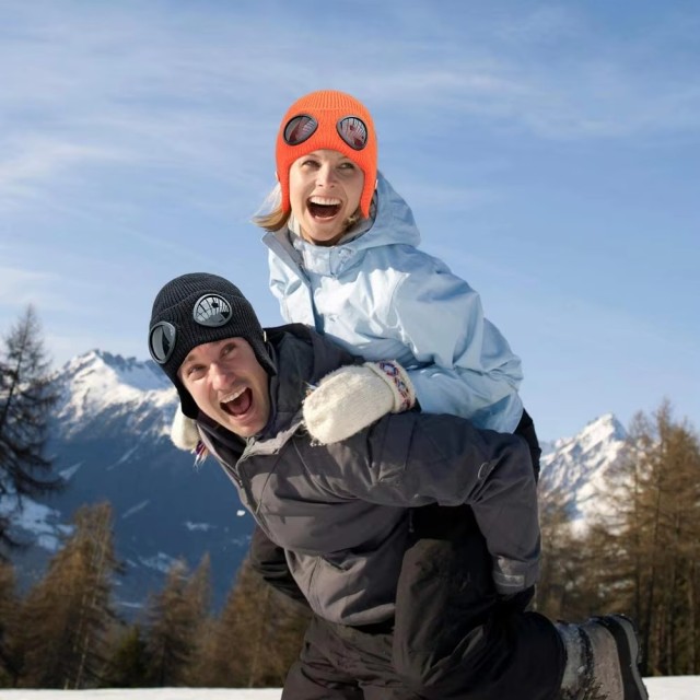 2025 New Arrival Unisex Fashion Pure Color Knitted Goggle Beanie Winter Warm Acrylic Windproof Skull Cap Hat With Face Mask Set