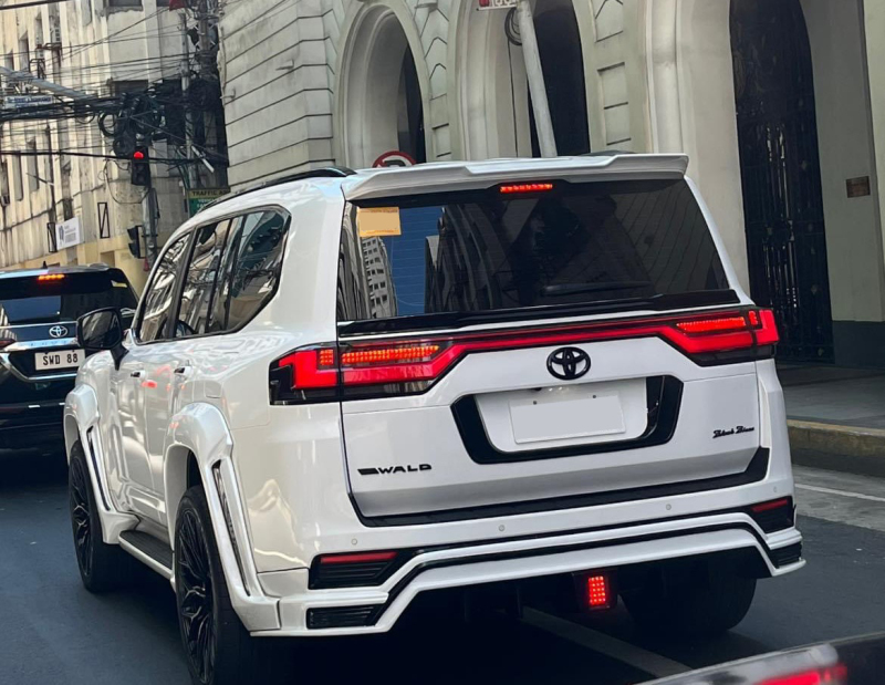 Suitable for Landcruiser LC300 through the tail light Tail light assembly running water steering