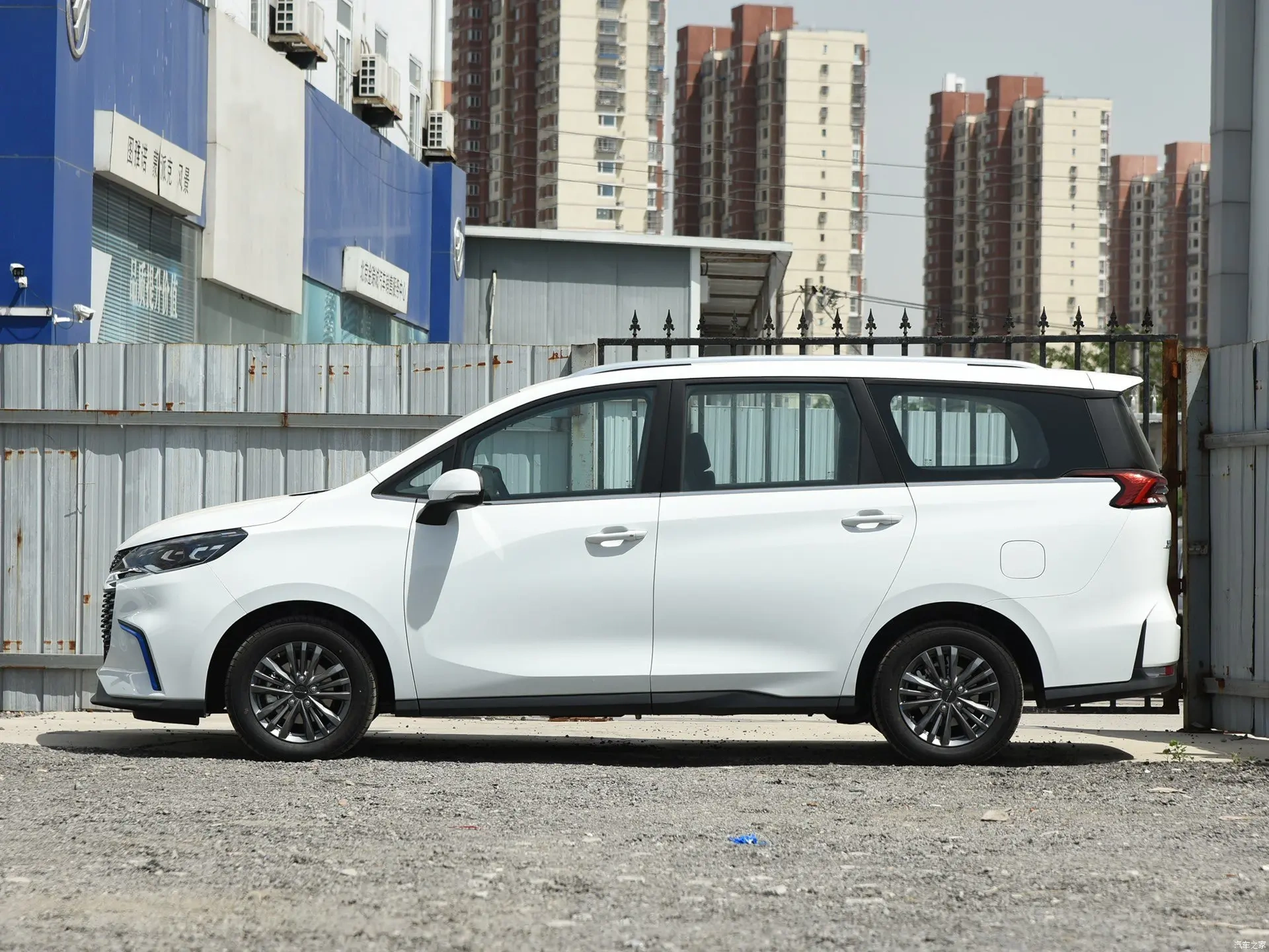 2020 China hot-selling tram SAIC Maxus EUNIQ 5 Elite Edition 7-seater cheap electric uesd ev 45000km car for SAIC