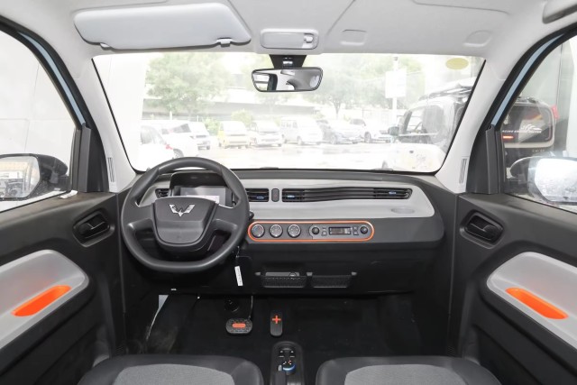 In Store 2022 Wuling Mini Ev Cheap Electric Car Easy Style 120KM Range Without Air Conditioning Fast Charging For Wuling Mini