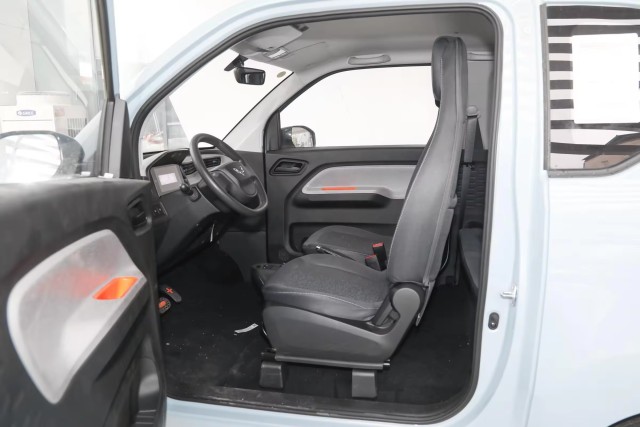 In Store 2022 Wuling Mini Ev Cheap Electric Car Easy Style 120KM Range Without Air Conditioning Fast Charging For Wuling Mini