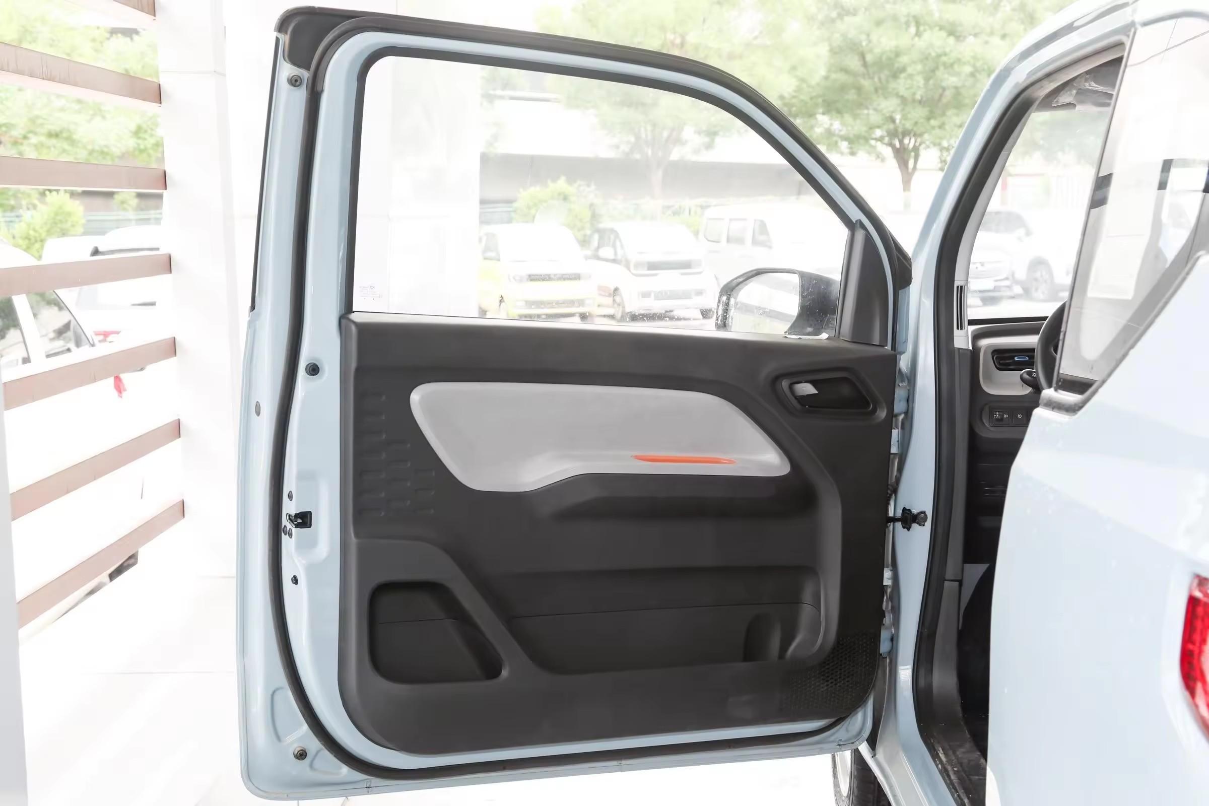 In Store 2022 Wuling Mini Ev Cheap Electric Car Easy Style 120KM Range Without Air Conditioning Fast Charging For Wuling Mini
