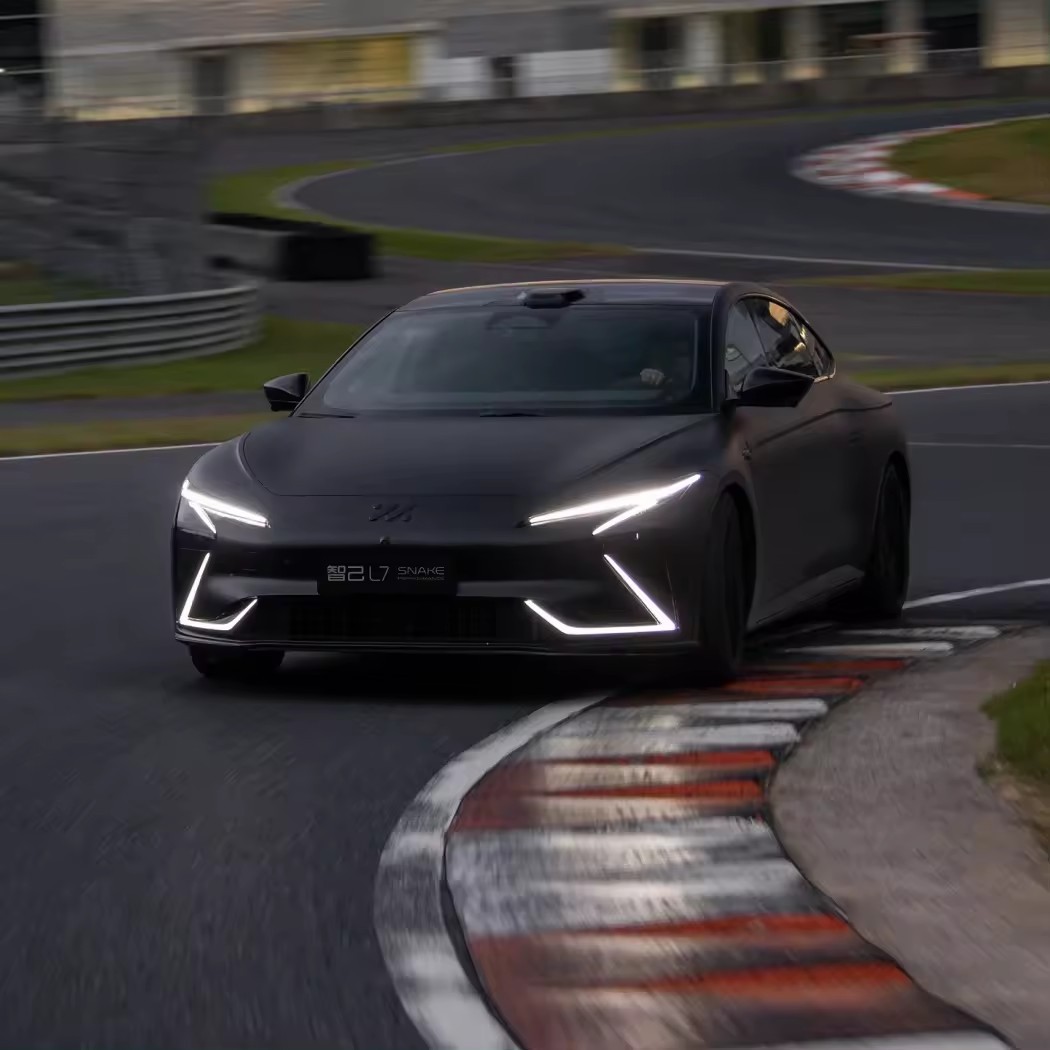 EV Cars SAIC IM L7 Electric Car 2023 Snake Performance Lite 675 km Zhiji l7 Sports Car New Energy Vehicles