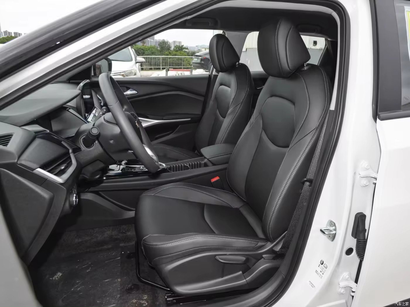 2020 Used Car Hot Changxun Made In China 4 Wheel New Electric Comfortable Ev Car New Energy Vehicles Car For Sale
