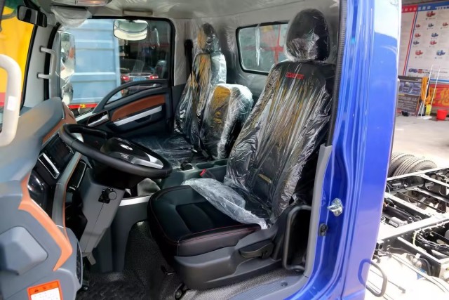 2023 China Manufacture truck Dayun Dragon Cargo truck 156 horsepower 4.12 single row box type light truck National V for Dayun