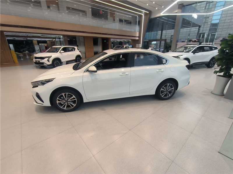 New Hot Selling Sedan Kia K3 1.5L/1.4T Gasoline Left-Hand Drive with Intelligent Driving Assistance Manufacturers in China