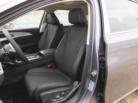 New Hot Selling Mid-size Sedan FAW Hongqi H5 Gasoline 1.5T/2.0T QiLing with 124kW/165kW Power Manufacturers in China