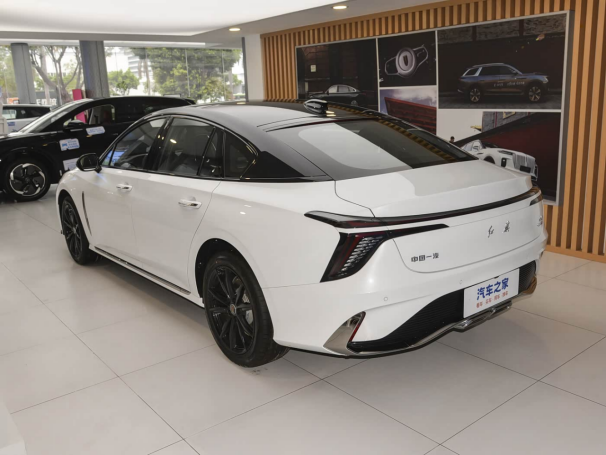 New Hot Selling Mid-size Sedan FAW Hongqi H6 2.0T Gasoline with 160kW/185kW Power Manufacturers in China