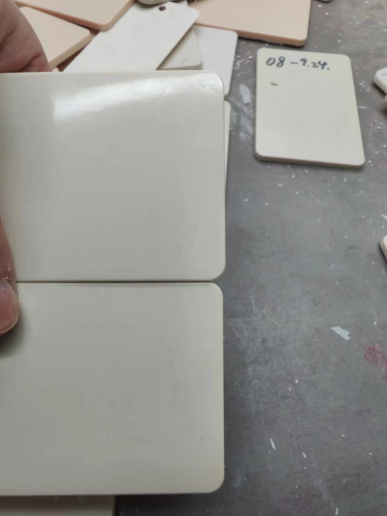 Composición de moldeo de urea de alto brillo