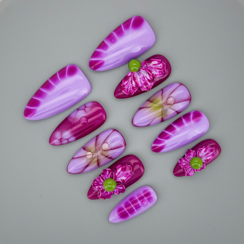 Festa Violeta violet almond nails in natural daylight showing high-shine glossy radiance