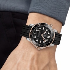 Omega Seamaster 18k rose gold case 210.22.42.20.01.002