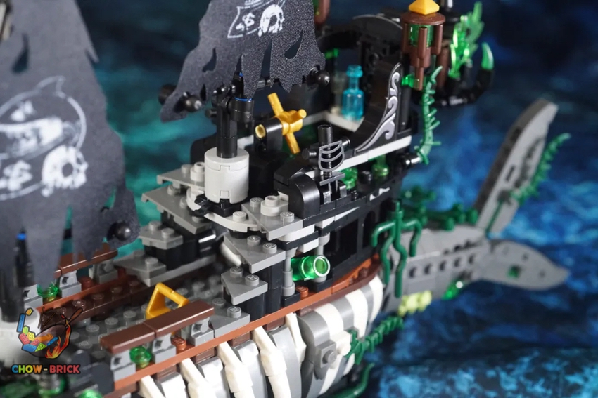 ZHEGAO 651009 The Ghost Sea Shark w/ Lights - ChowBrick Store