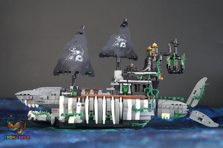 ZHEGAO 651009 The Ghost Sea Shark w/ Lights - ChowBrick Store