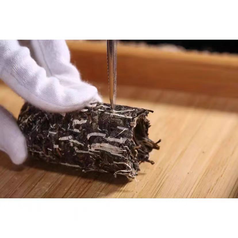 Bamboo raw Pu 'er tea produced in 2016