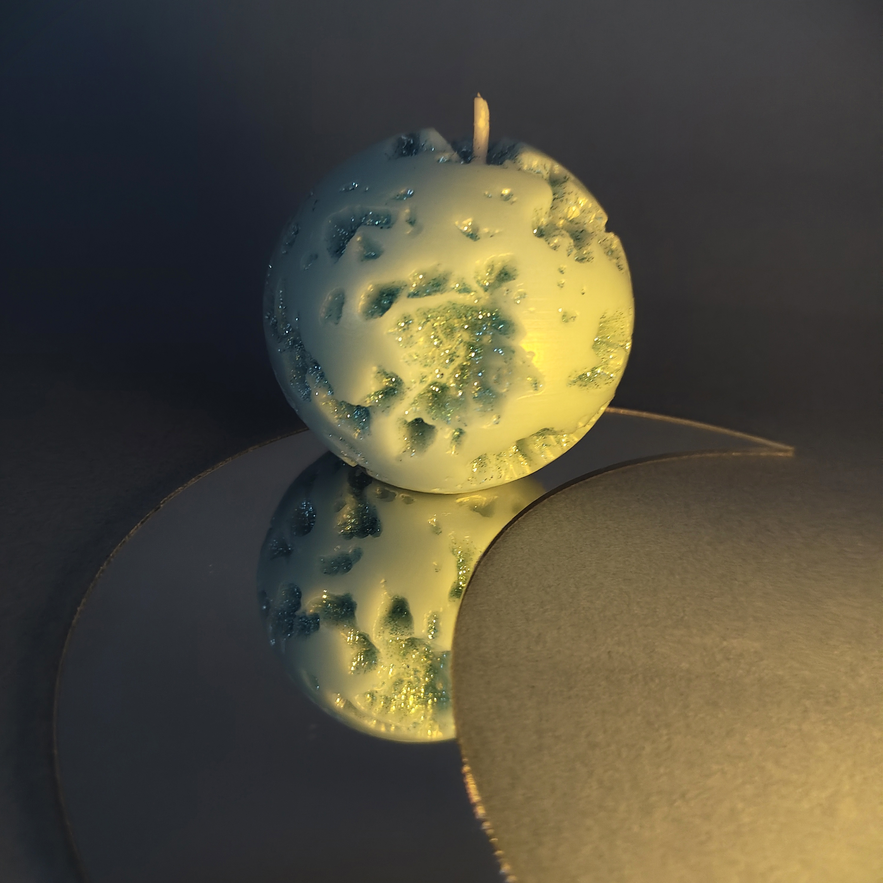 Meteorite shaped globe candle_skyblue_scene1