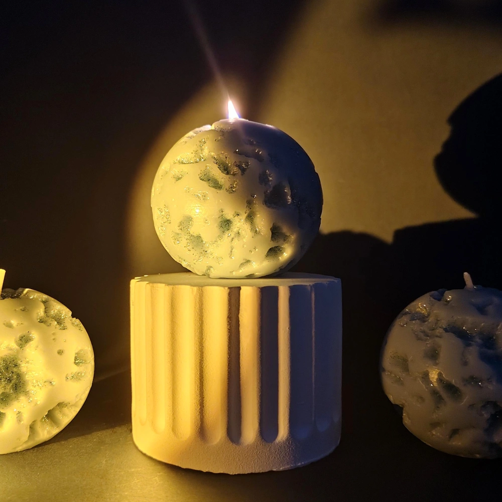 Meteorite-shaped Globe Candle_scene2