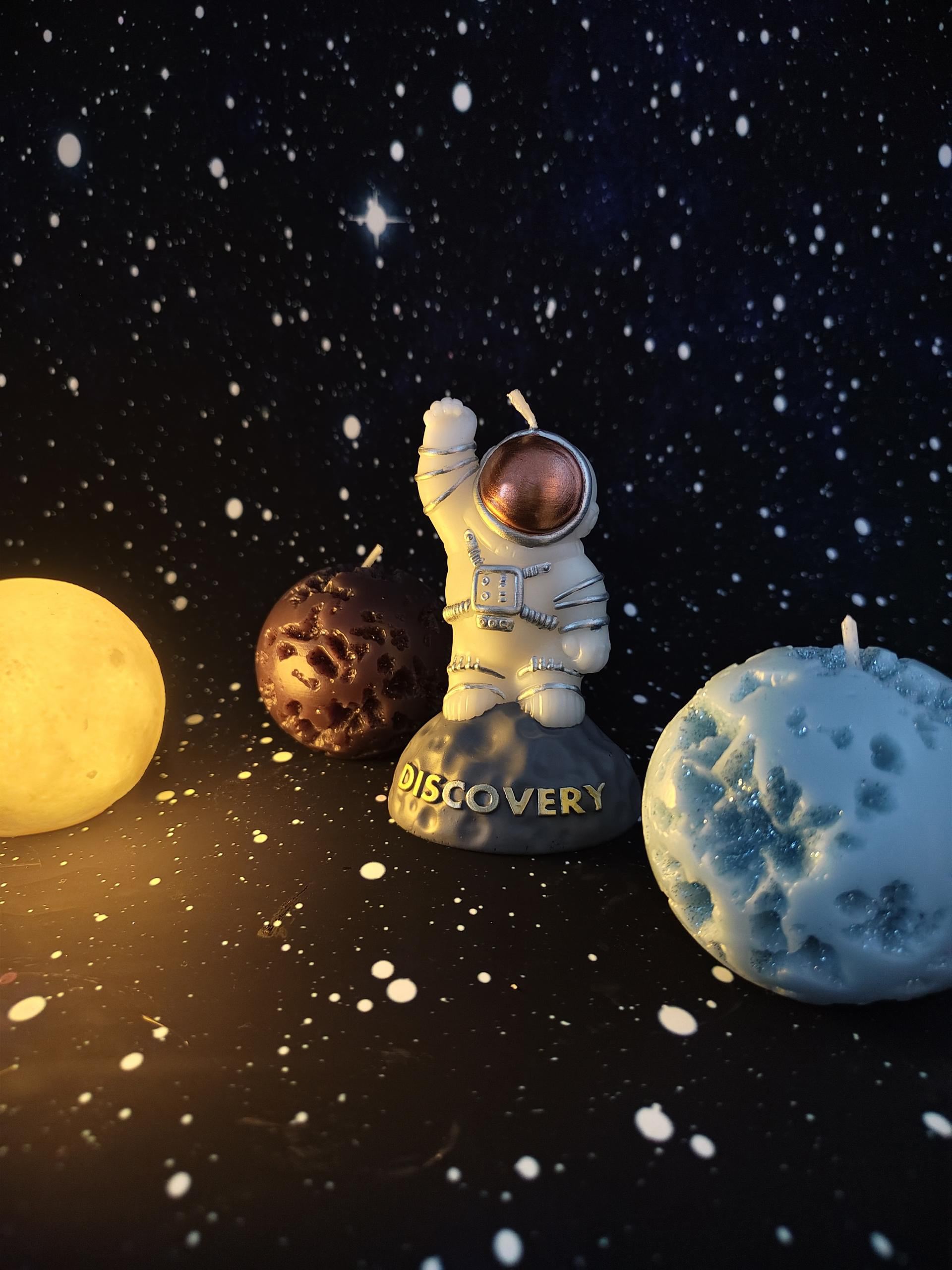 white spaceman figure & meteor ball candles_scene4