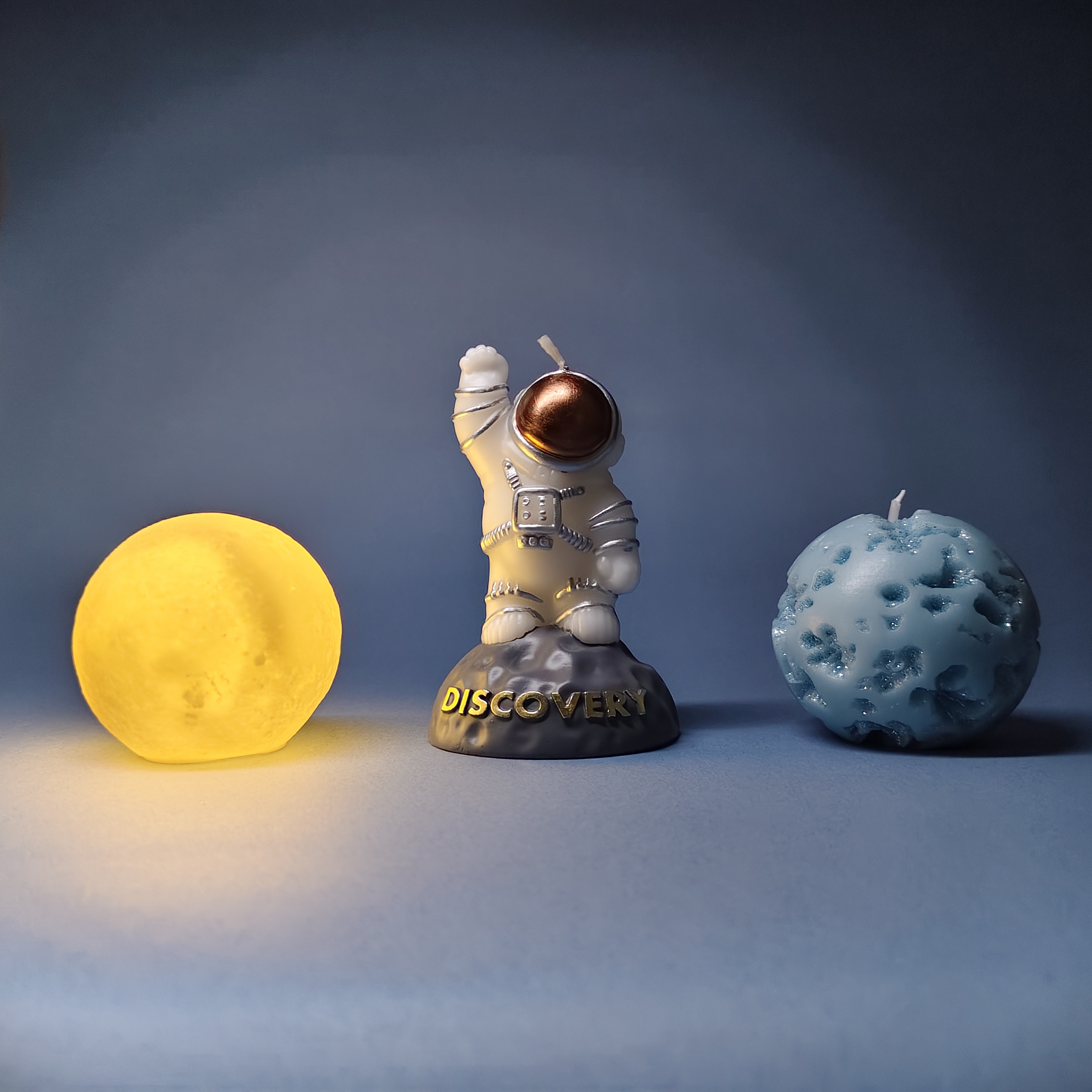white spaceman & skyblue meteor ball candle set