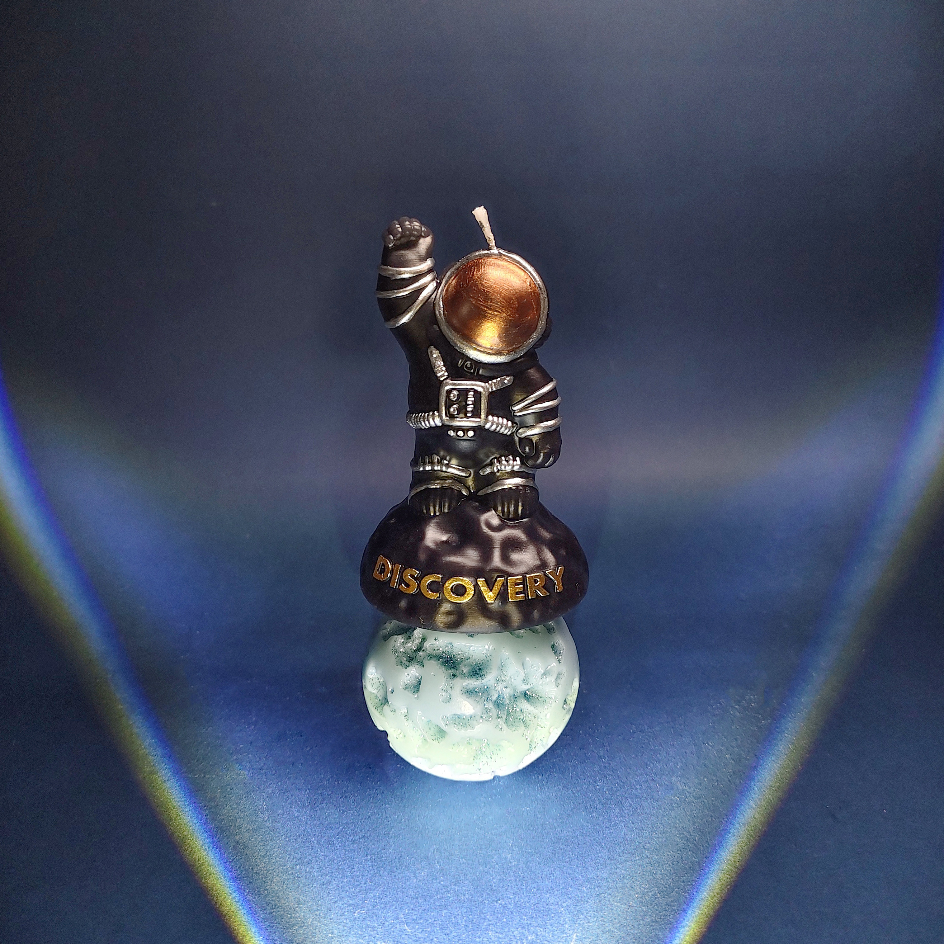 black spaceman figure & skyblue meteor ball candles_scene1