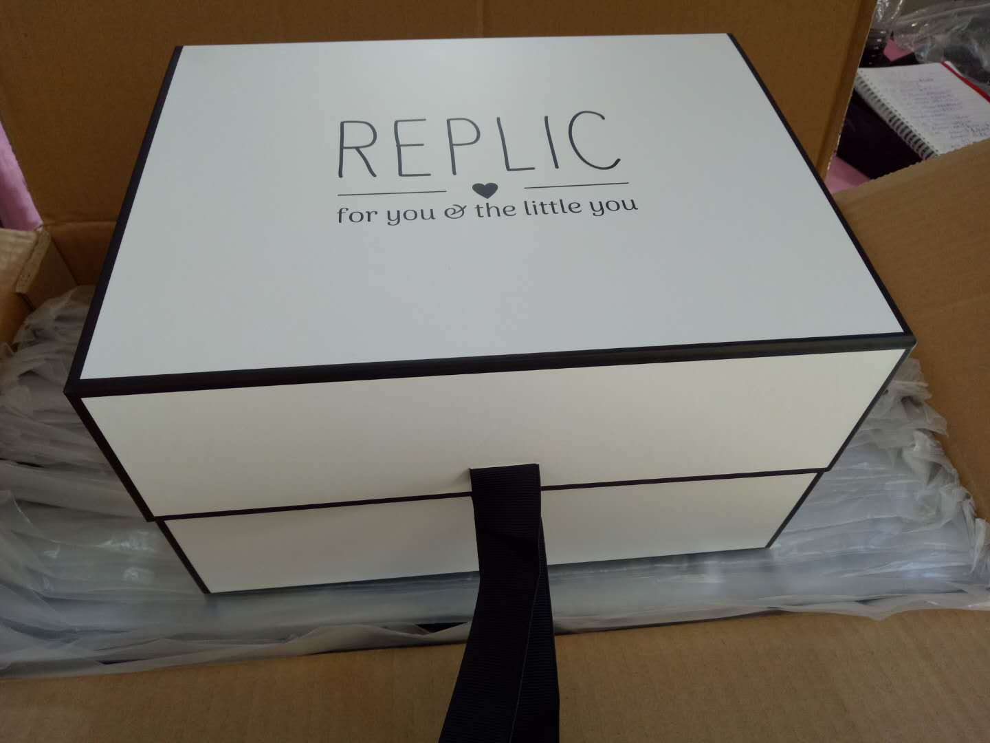 juyou paper Excellent wedding gift packaging magnetic lid box one piece ribbed silk ribbon closed 25*25*10 cm customized collapsible paper box