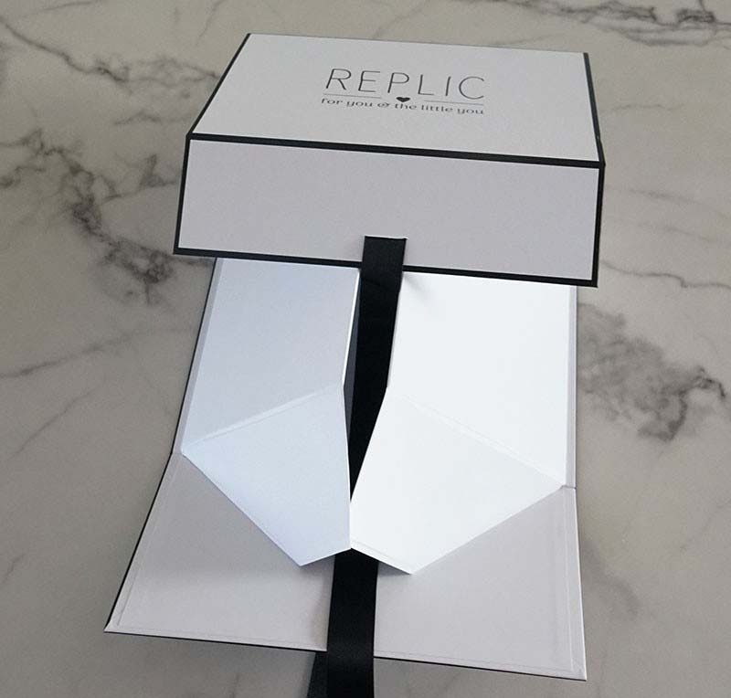 juyou paper Excellent wedding gift packaging magnetic lid box one piece ribbed silk ribbon closed 25*25*10 cm customized collapsible paper box