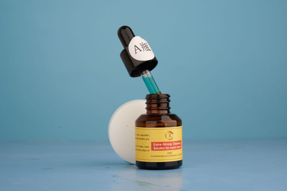 Extra-Strong Cleaning Solution for watch hand