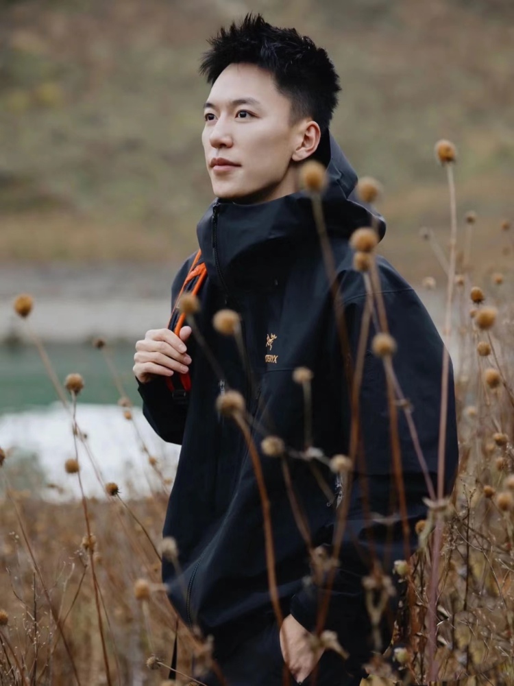 香港高仿衣服始祖鳥 六代SV系列硬殼連帽衝鋒衣 熒光綠/橙/黑金/幽霧綠 奢侈品