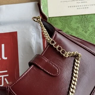 黑色漆皮，搭配金色調金屬配件和皮革內襯