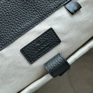 現代灰色GG印花压纹皮革背包 - 精緻工藝與舒適兼具