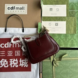 黑色漆皮，搭配金色調金屬配件和皮革內襯
