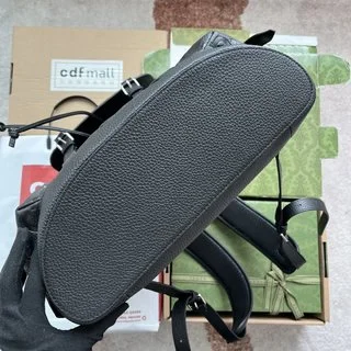 現代灰色GG印花压纹皮革背包 - 精緻工藝與舒適兼具