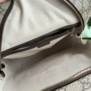 Supreme帆布書包 - 棕色皮革滾邊與紅綠條紋織帶的完美結合