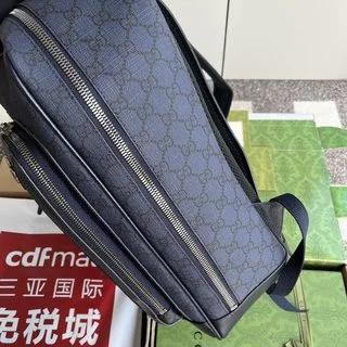 精選灰黑色GG Supreme帆布，搭配灰色皮革滾邊