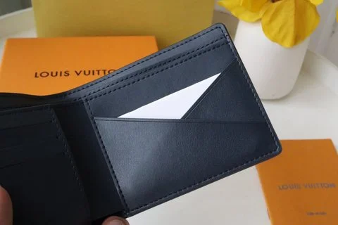 "Lv M82322短夾 - 經典Monogram與Zippy Wallet Vertical設計"